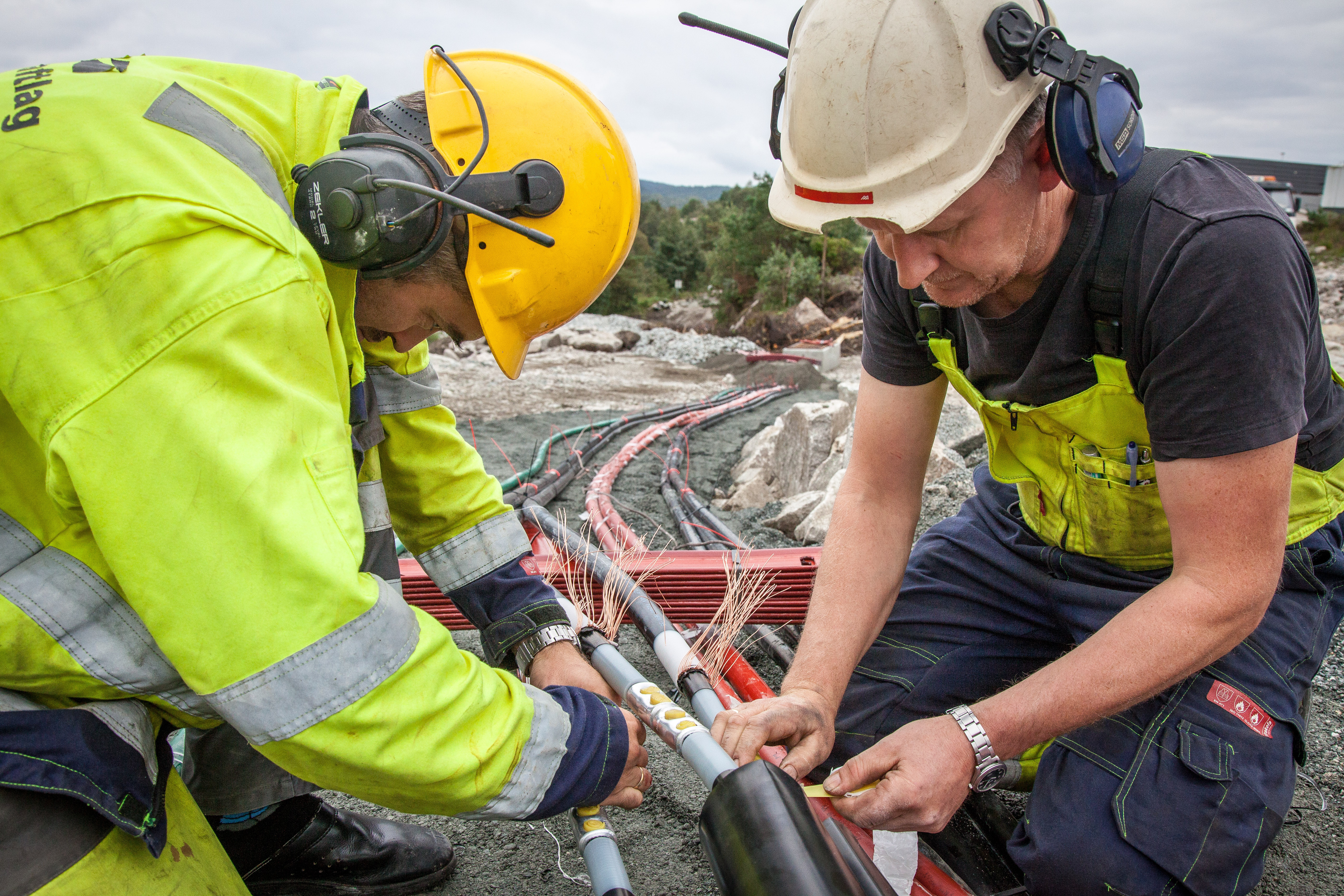 To montørar arbeidar